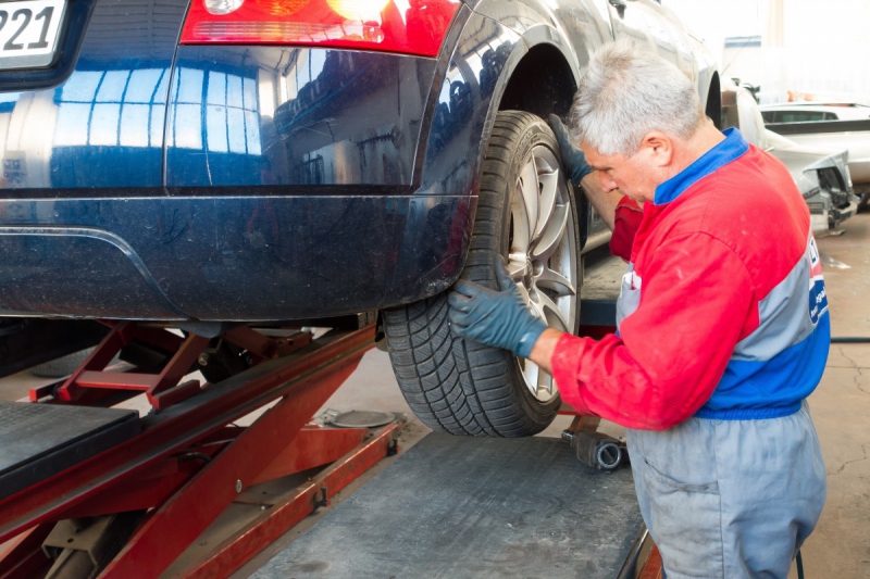 ecommerce-ST MARTIN D ENTRAUNES-min_auto_repair_repair_lift_auto_mechanic_work_clothes_master_professional_man_of_the_fold-685629