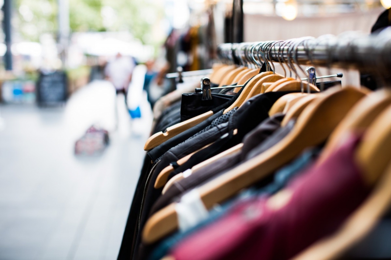 ecommerce-ST MARTIN D ENTRAUNES-min_blur_close_up_focus_hanger_jacket_market_people_rack-1176303