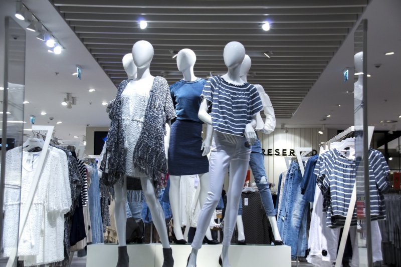 ecommerce-ST MARTIN D ENTRAUNES-min_shopping_mall_shop_windows_fashionable_clothes_feminine_weakness_the_temptation_slender_women_mannequin_lifestyle-1044785